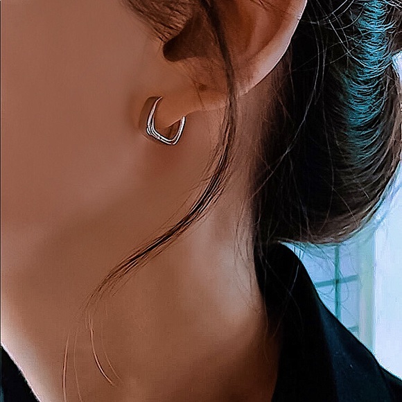 Jewelry - ⚫️𝟮=𝟱𝟬%𝗢𝗙𝗙⚫️ ⚜️[𝟯/$𝟭𝟴]⚜️Small Silver Quad Hoop Earrings NEW